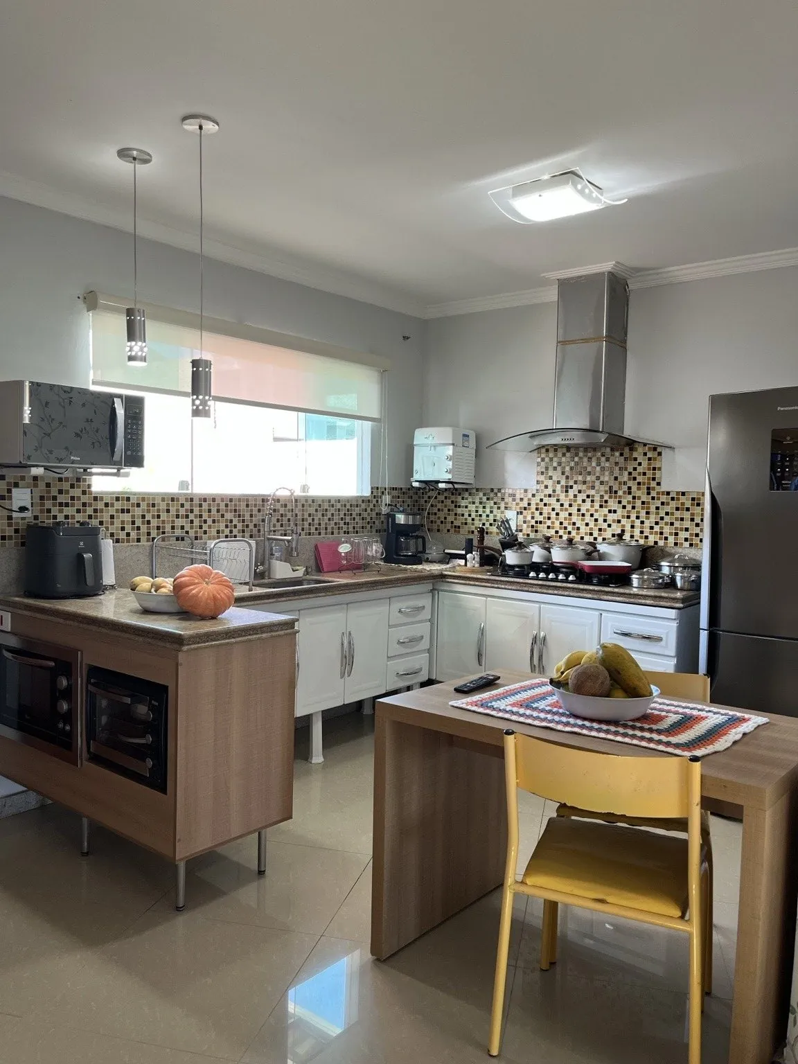 Cozinha com bancada e mesa