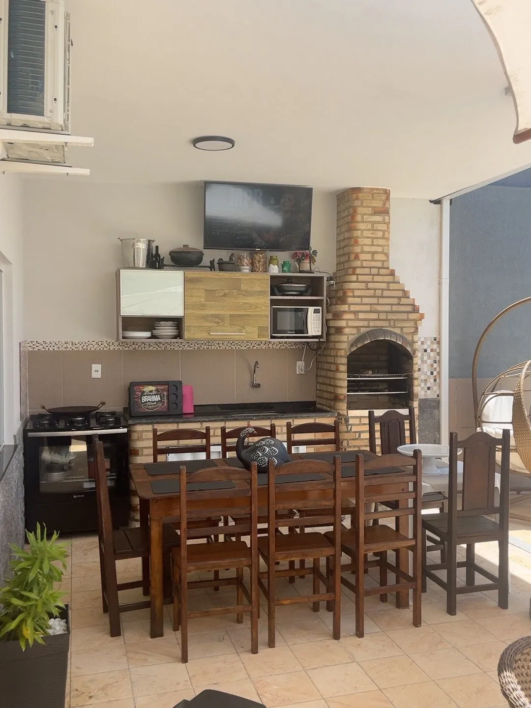 Área gourmet com churrasqueira e mesa