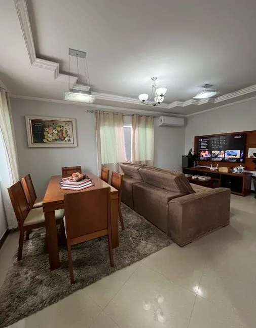 Sala de estar integrada à sala de jantar